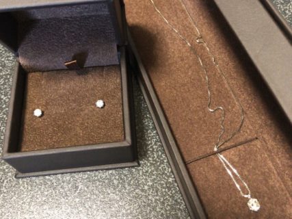 ダイヤモンドのピアスとネックレス